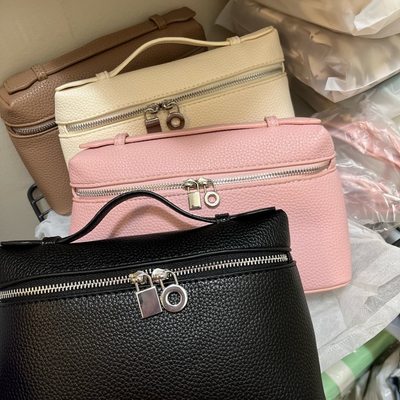 Vegan leather crossbody bags (Korea Local Shop) - Picture 2 of 4